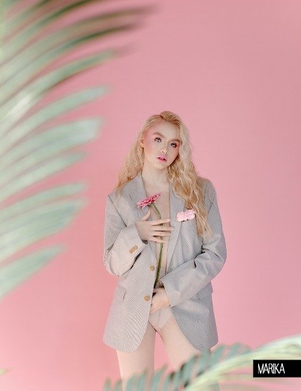 MARIKA MAGAZINE PORTRAIT  (ISSUE 3741 - MARCH), page 5